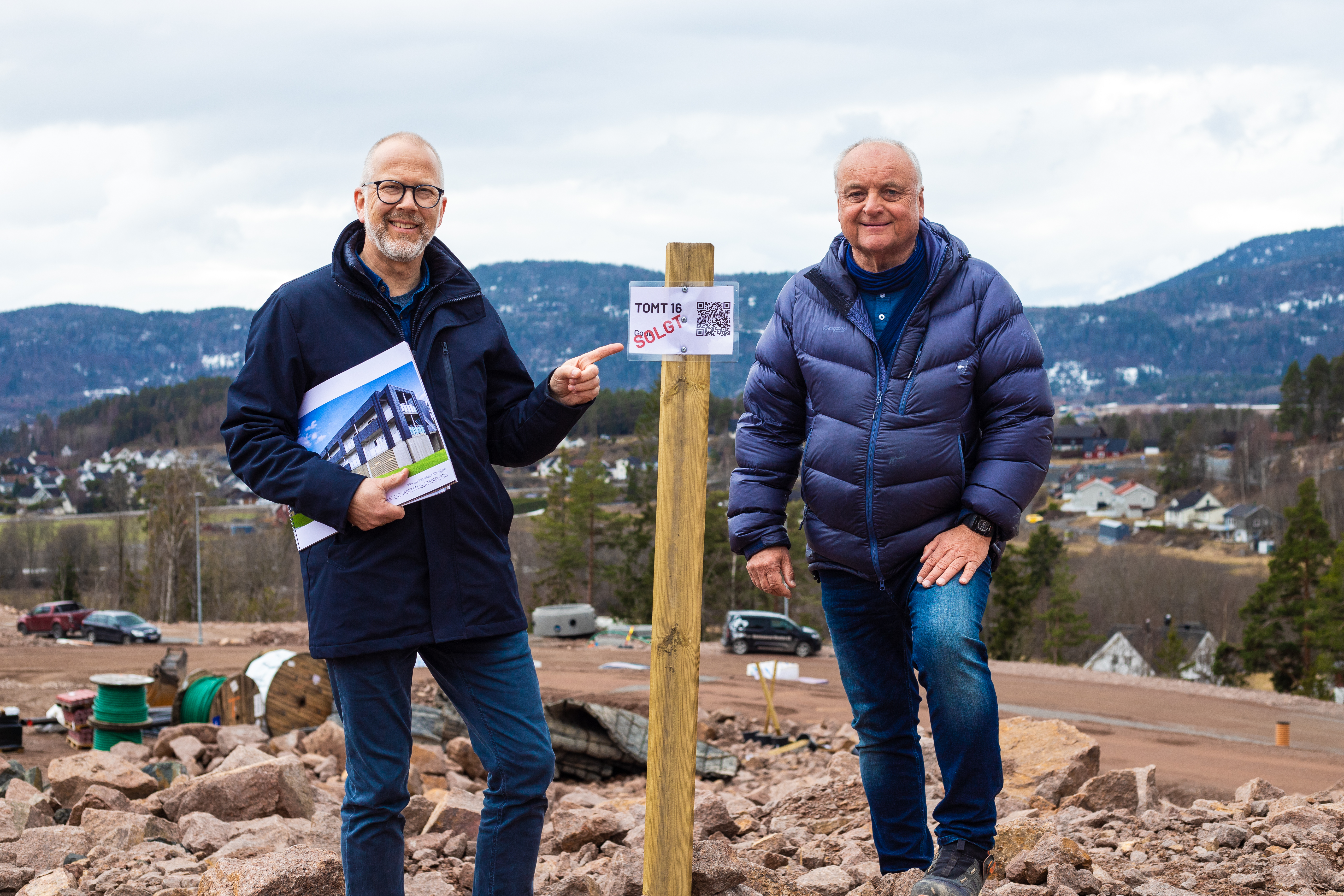 SOLGT: Georg Orvedal (t.h.) er godt fornøyd med samarbeidet med David Enok Nilsen og Byggmann Drammen. Interessen er stor for det kommende boligfeltet.
